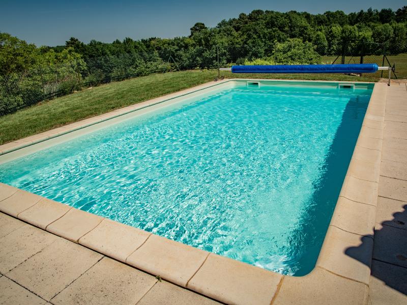 Maison française typique avec piscine et vues

