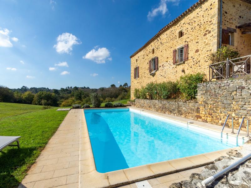 Country house with pool in prime location
