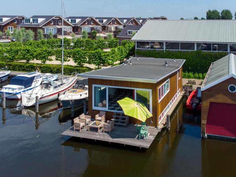 Central houseboat on lake, near beach & cities