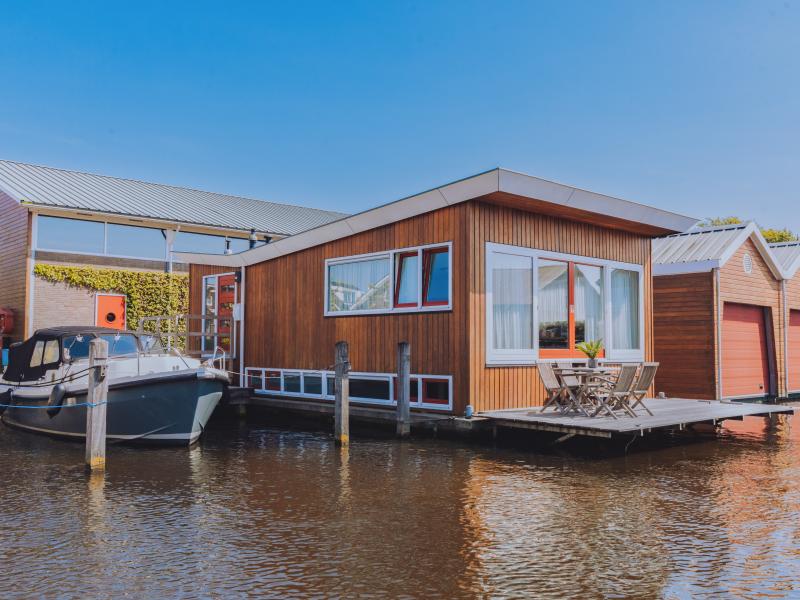 Central houseboat on lake, near beach & cities