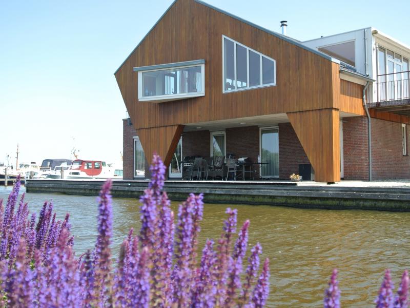 Penthouse moderne avec vue imprenable sur le lac