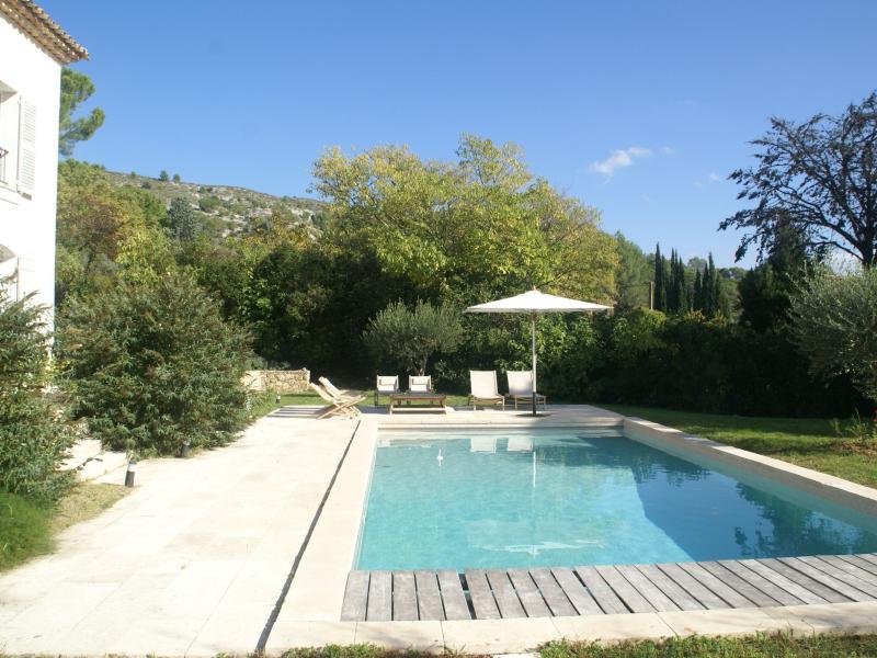 Stilvolle Villa mit großem Pool und Garten
