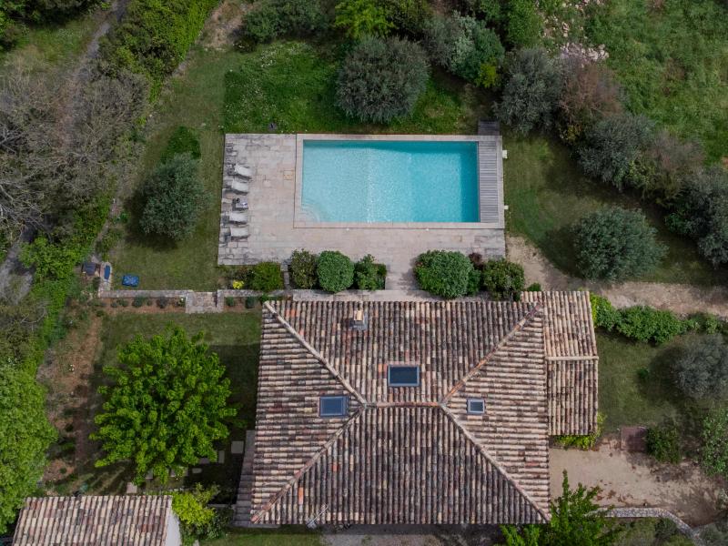 Stilvolle Villa mit großem Pool und Garten

