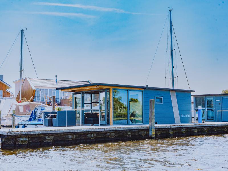 Schönes Hausboot mit Terrasse am Wasser
