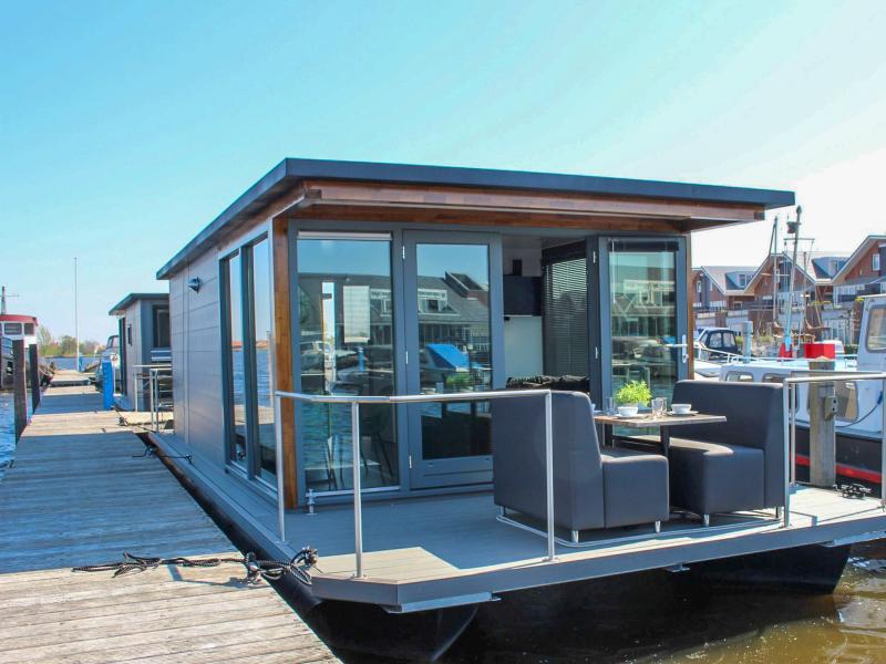 Houseboat with lake view and air conditioning
