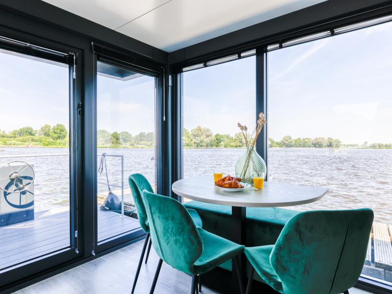 Houseboat with lake view and air conditioning
