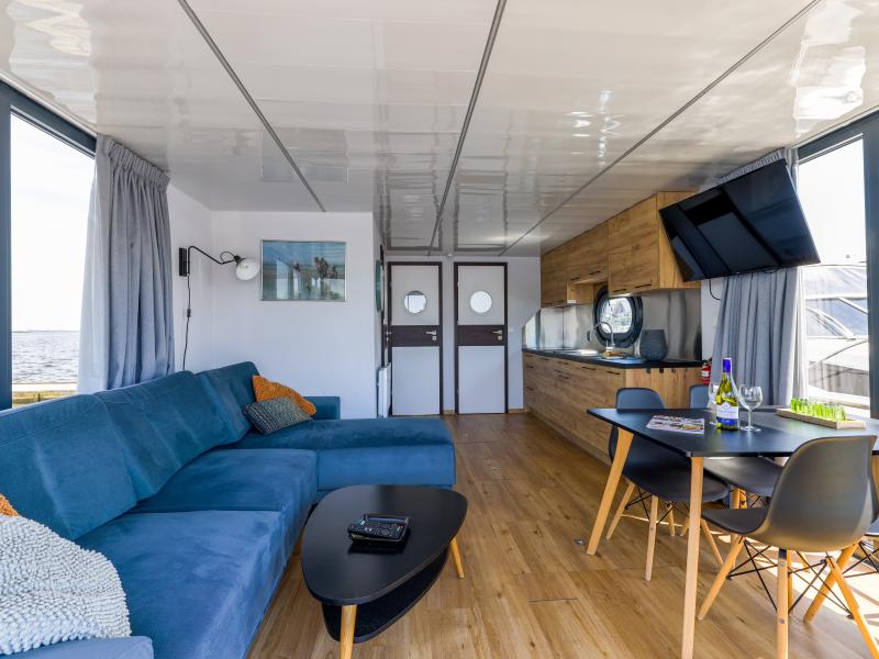 Houseboat with views from the roof terrace
