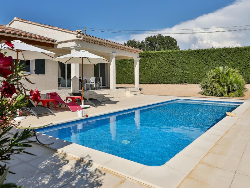 Bright, modern villa with private pool, 1 km from Cairanne
