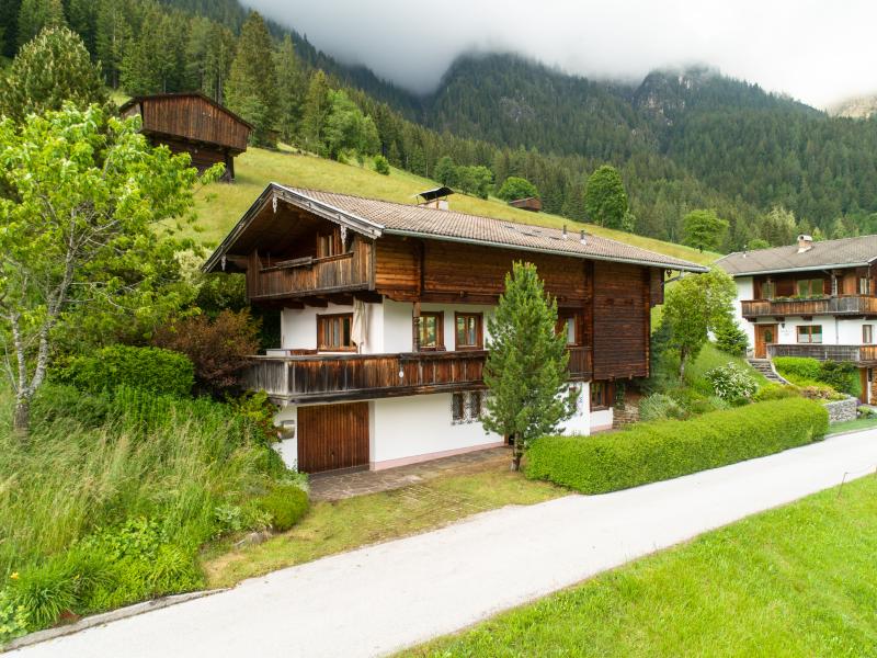Ferienhaus mit Skiabstellraum und Balkon