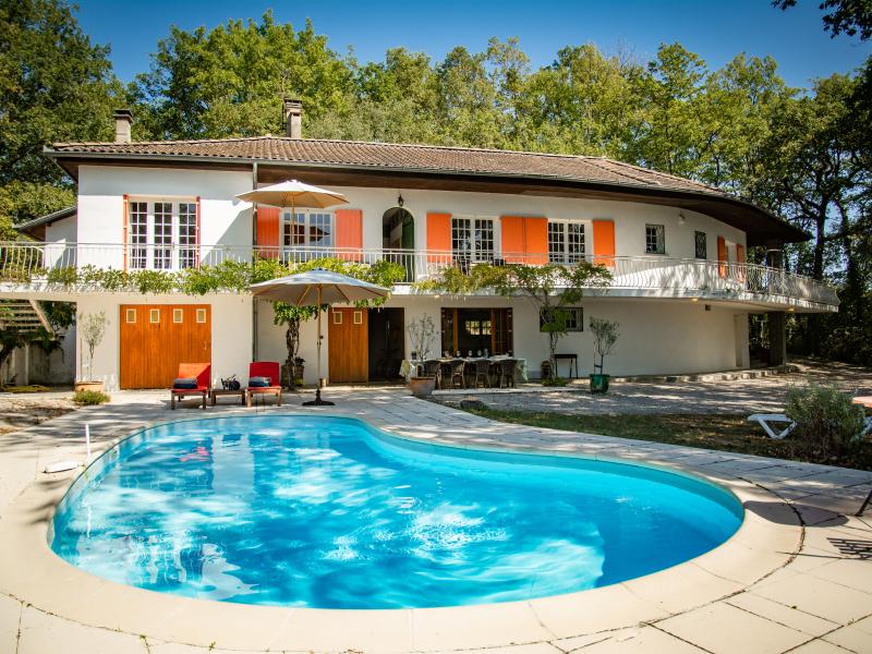 Schöne Villa mit großer Terrasse und Schwimmbad
