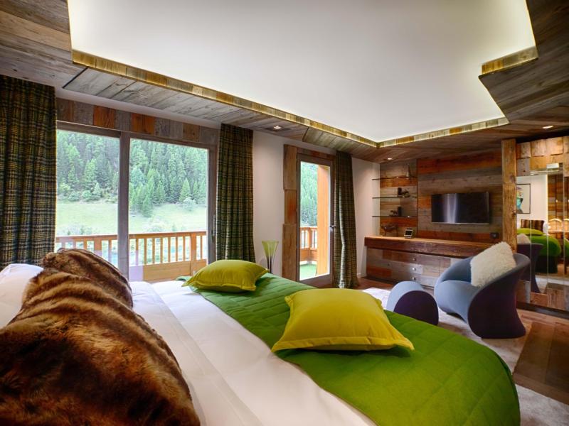Luxury penthouse with terrace and jacuzzi near ski slope
