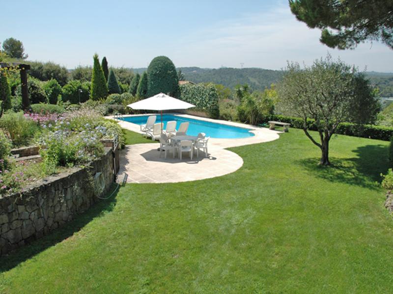 Villa with private pool, 10 km from the sea