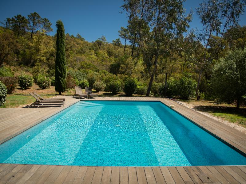 Villa met airco en privézwembad op 12 km van zee