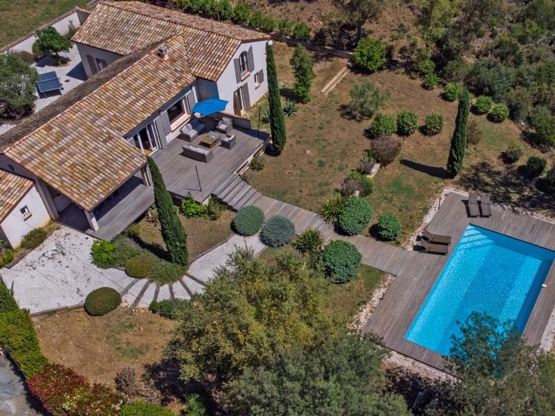 Villa met airco en privézwembad op 12 km van zee