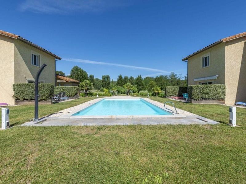 Comfortabele villa met gedeeld zwembad op een privé domein