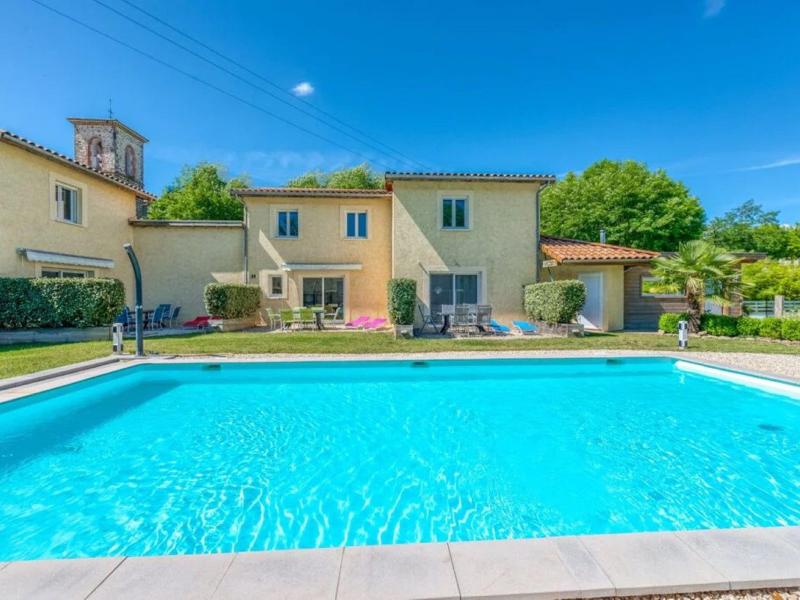 villa confortable avec piscine commune sur un domaine privé
