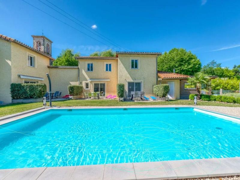 Villa met privé terras en gedeeld zwembad