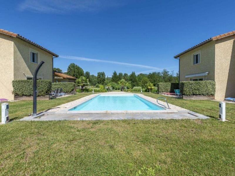 Villa met privé terras en gedeeld zwembad