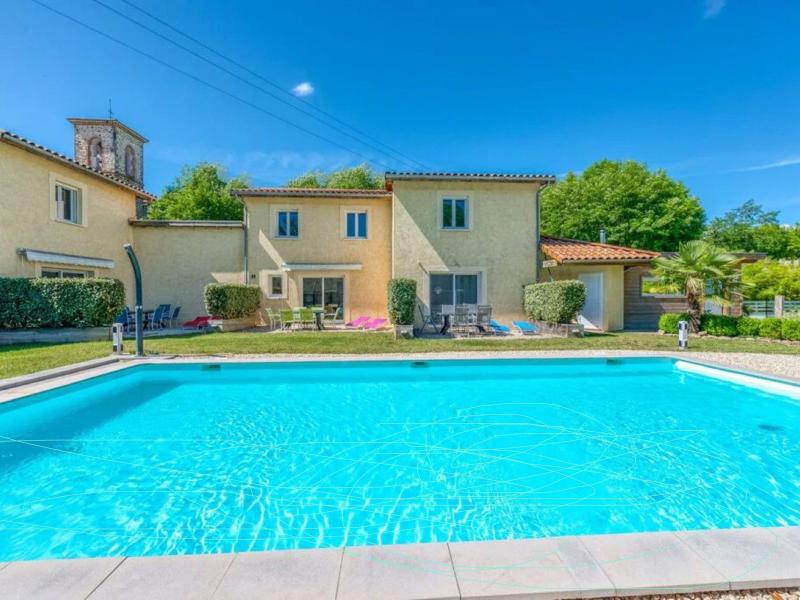 Comfortabele villa en gedeeld zwembad in Gagnières