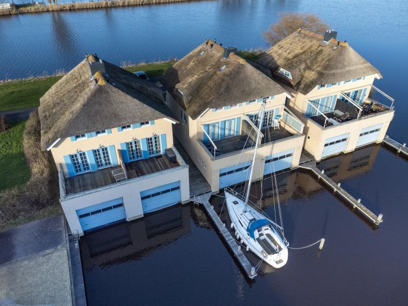 Maison au toit de chaume avec vue sur l'eau
