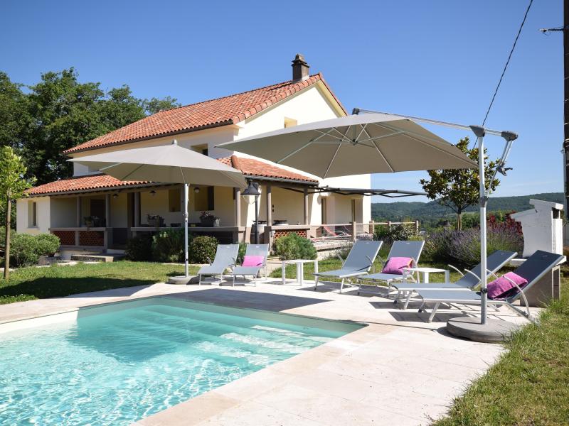 Villa avec piscine au milieu des vignobles
