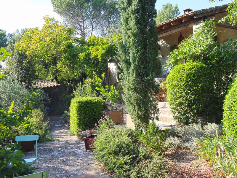 Provencal house with private pool and garden
