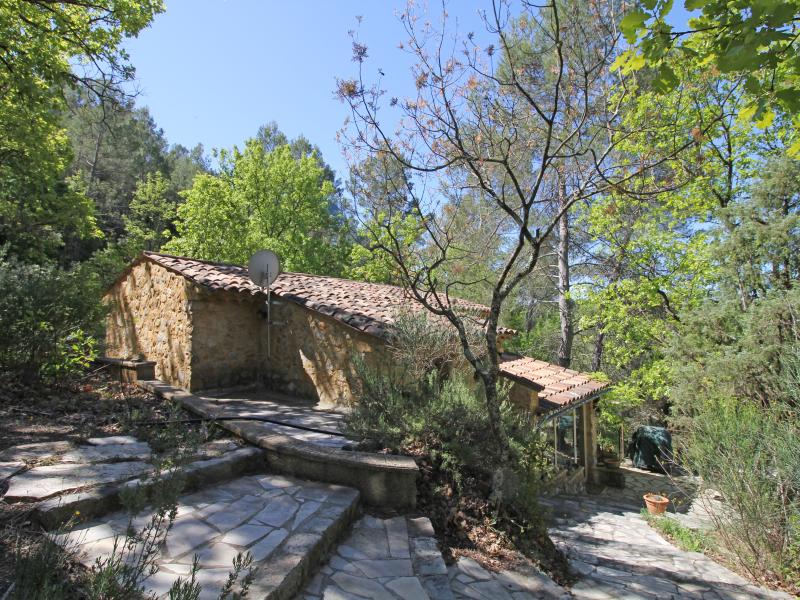 Provencal gîte with shared pool
