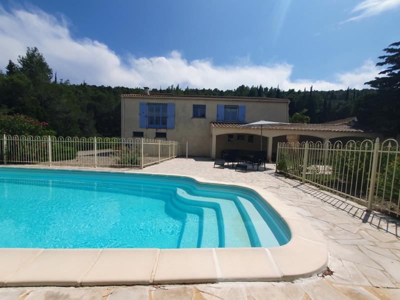 Villa spacieuse avec piscine dans le village de Montbrun
