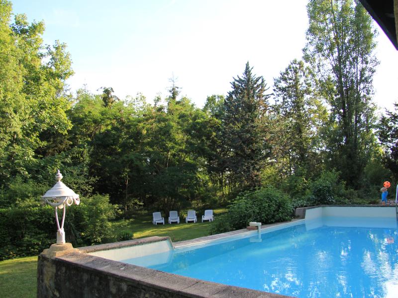 Spacious villa with heated pool and garden