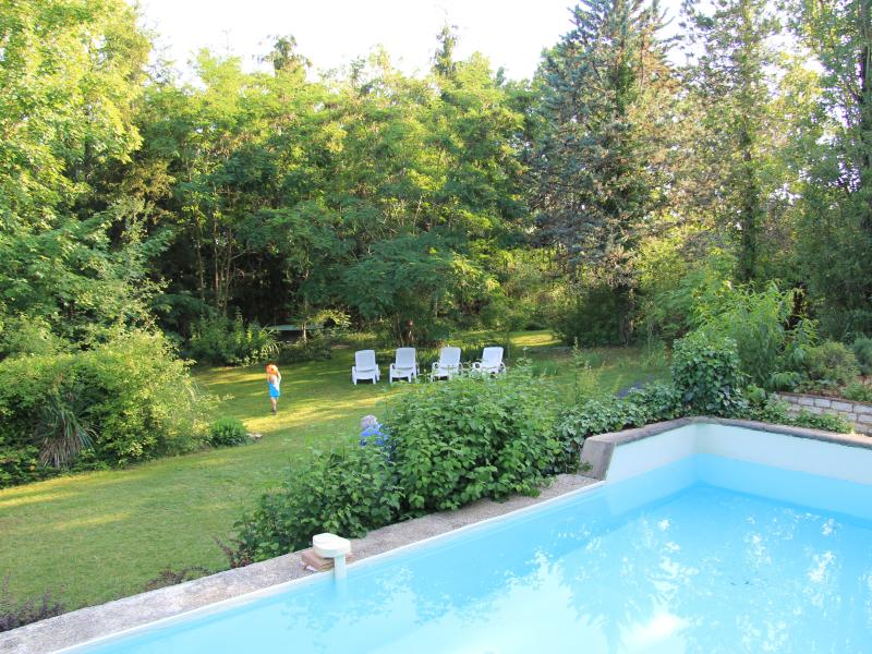 Große Villa mit Pool und großem Garten
