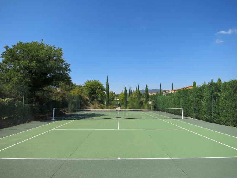 Villa in small domain with pool and tenniscourt