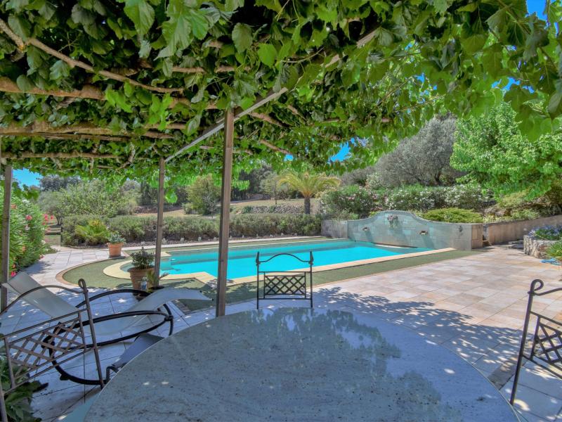 Villa with air conditioning, garden and pool