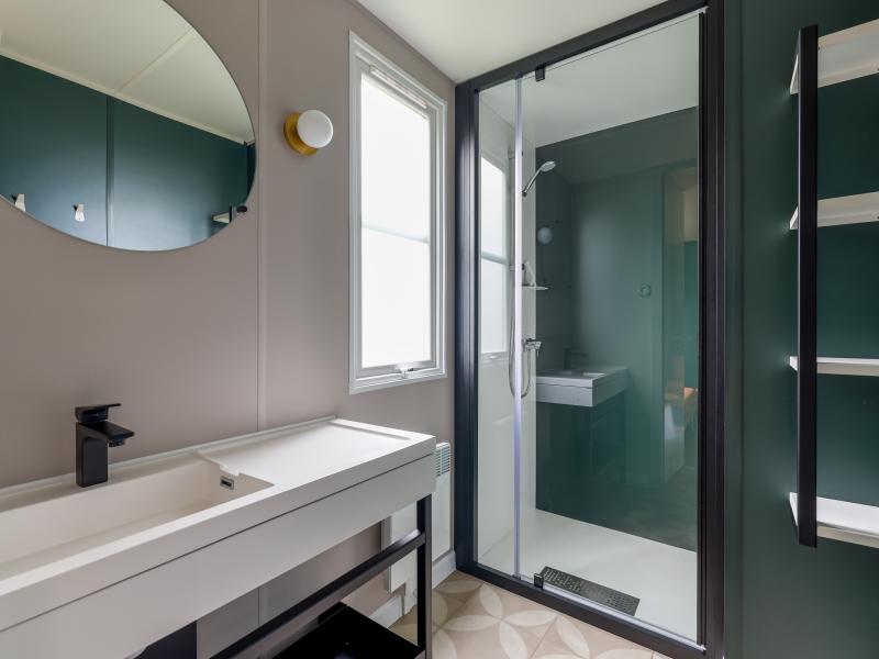 chalet moderne avec salle de bain de luxe