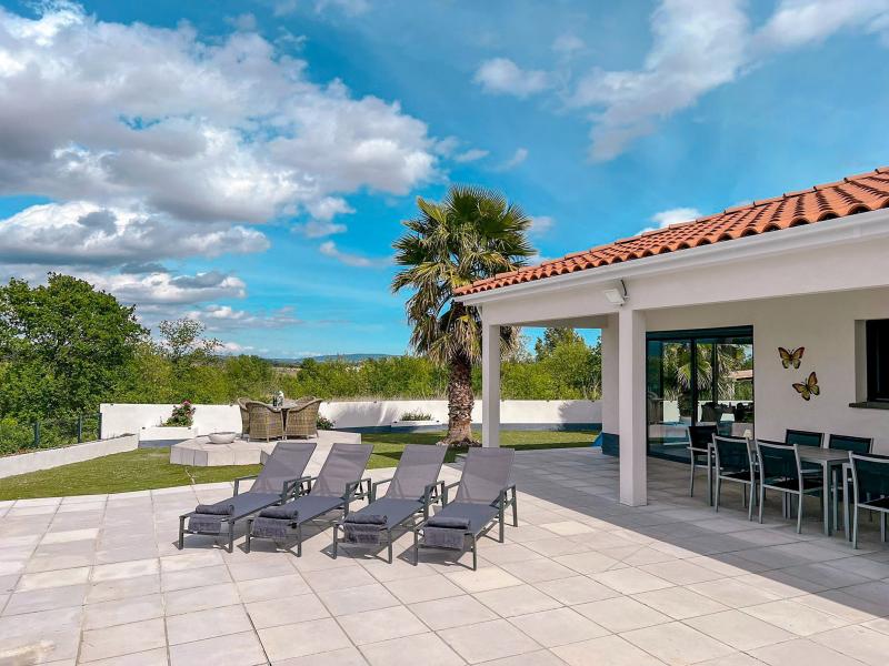 Luxuriöse Villa mit Pool und Panoramablick
