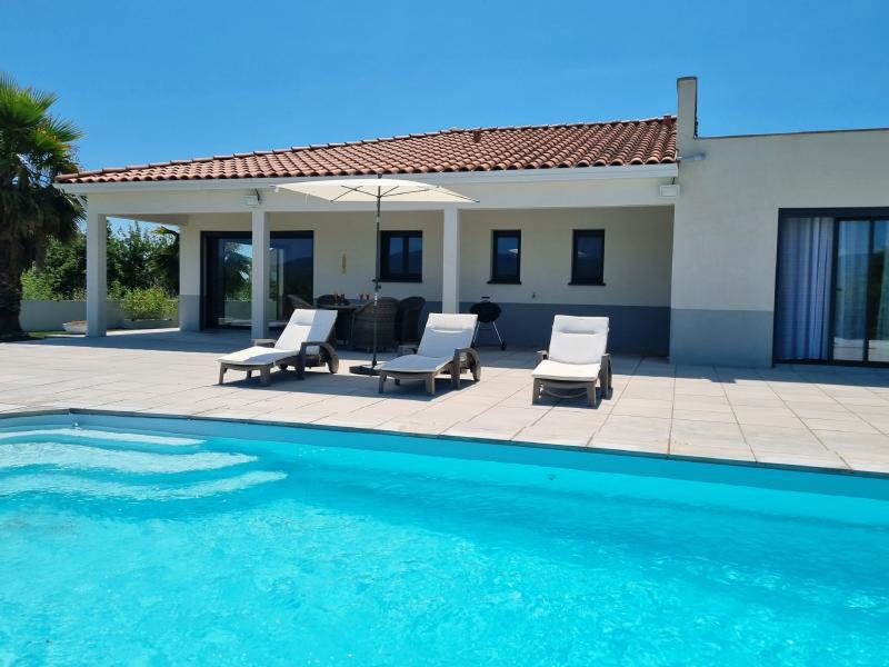 Villa de luxe avec piscine et vue panoramique
