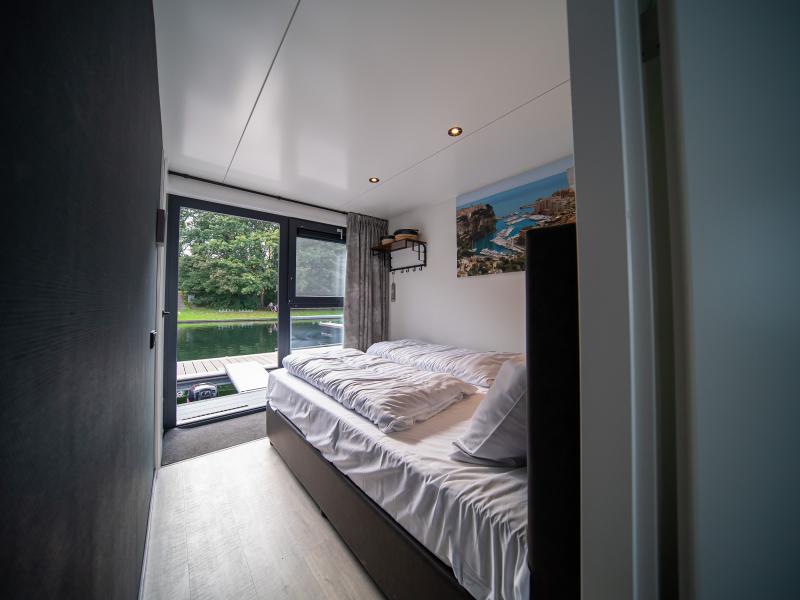 Spend the night in harbour lodge in Limburg
