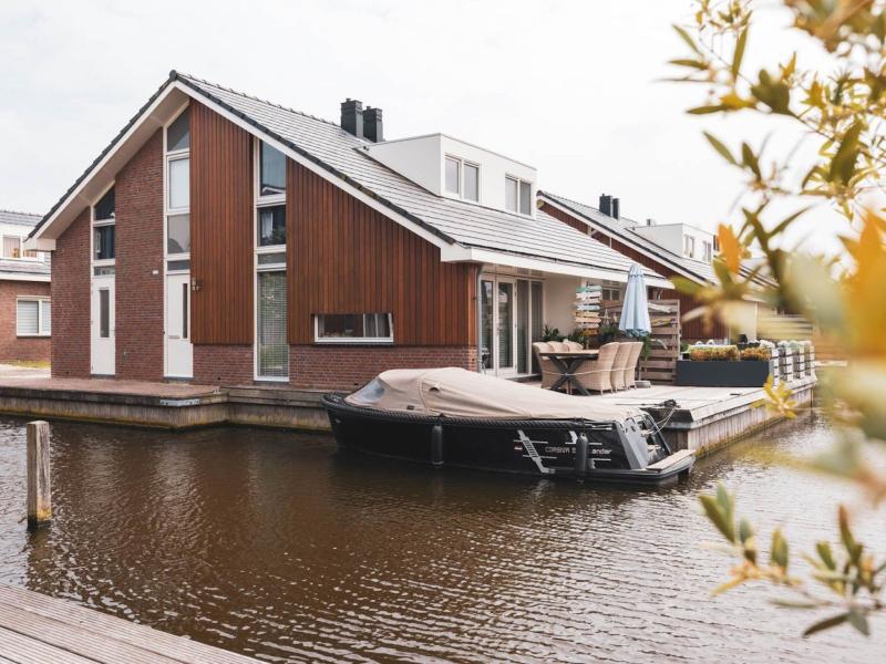 Luxuswohnung mit Terrasse am Wasser

