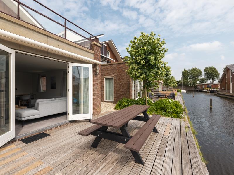 Luxuswohnung mit Terrasse am Wasser


