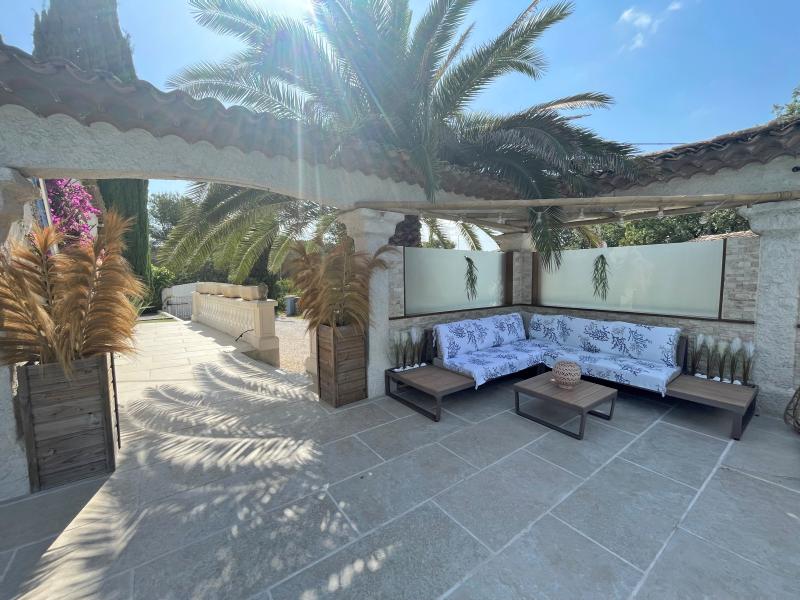 Luxury villa with air conditioning, 10 km from Sea