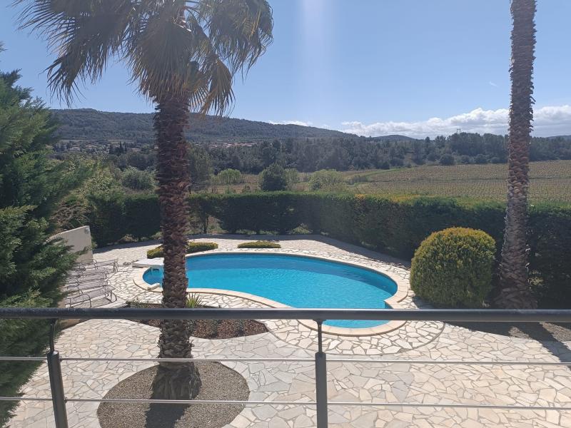 Villa met zwembad en uitzicht op de wijngaarden