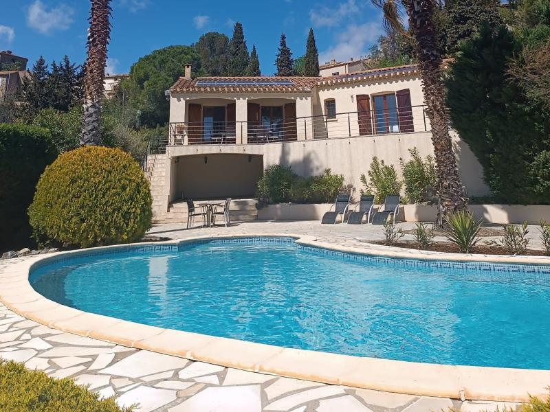 Villa met zwembad en uitzicht op de wijngaarden