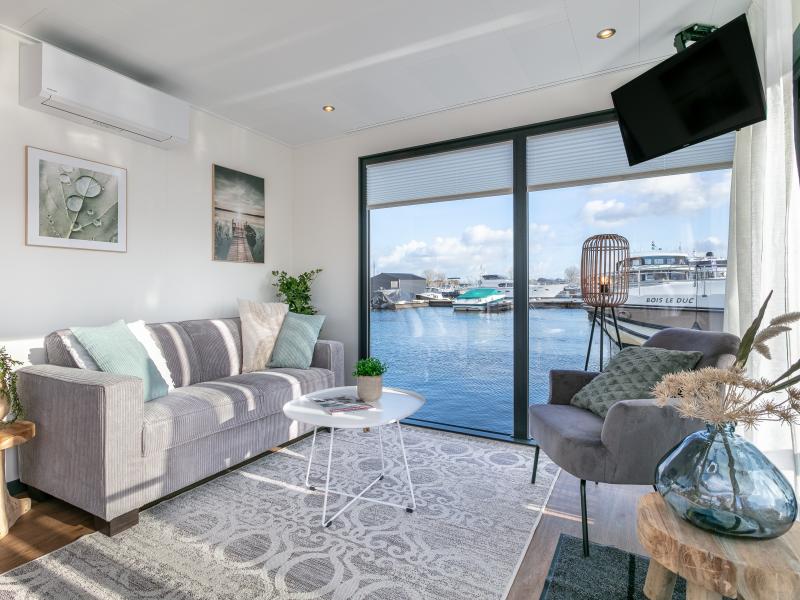 Beautiful houseboat with roof terrace in beautiful harbour
