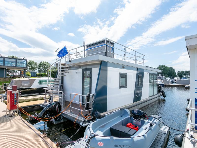 Schönes Hausboot mit Dachterrasse in schönem Hafen
