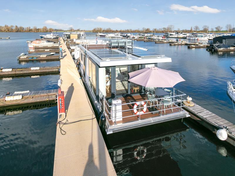 Schönes Hausboot mit Dachterrasse in schönem Hafen
