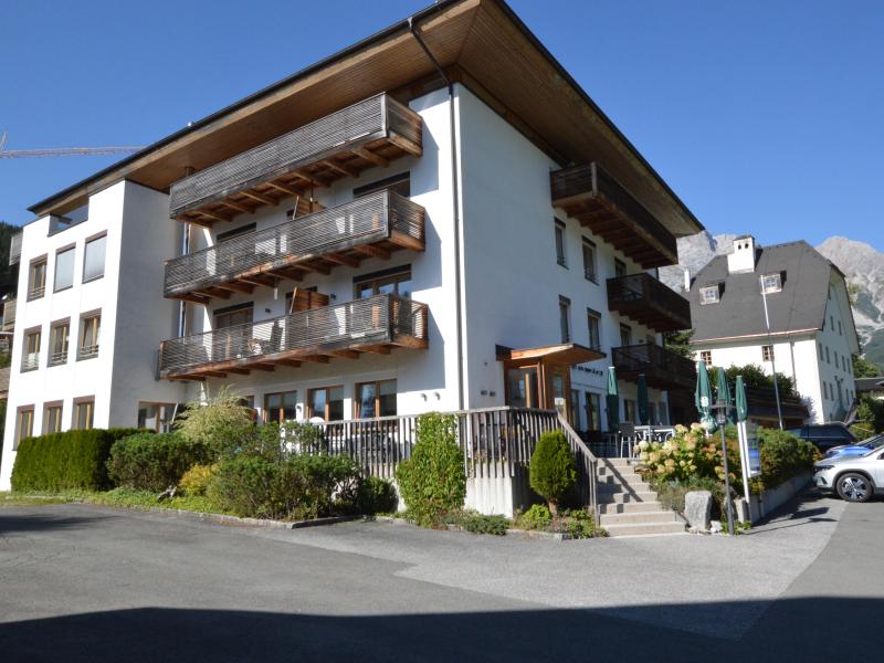 Bright and tidy house with south-west balcony