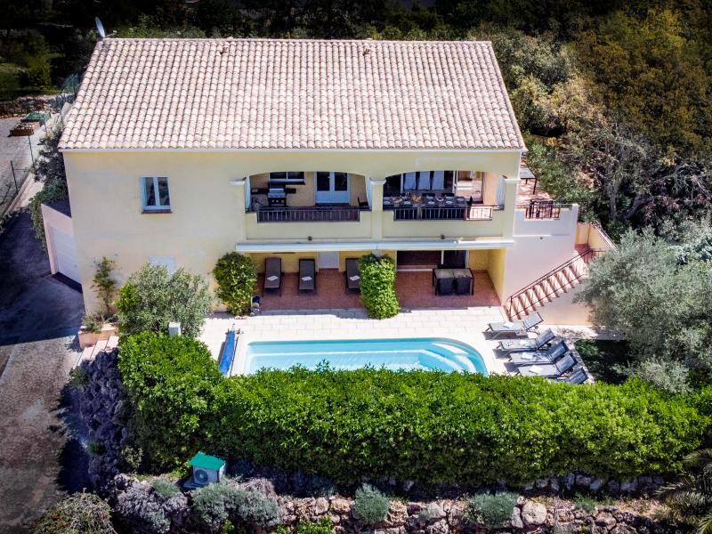 Villa with AC and heated pool, near the centre
