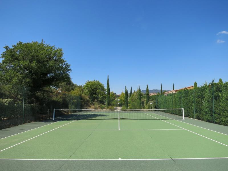 Villa in small domain with pool and tenniscourt