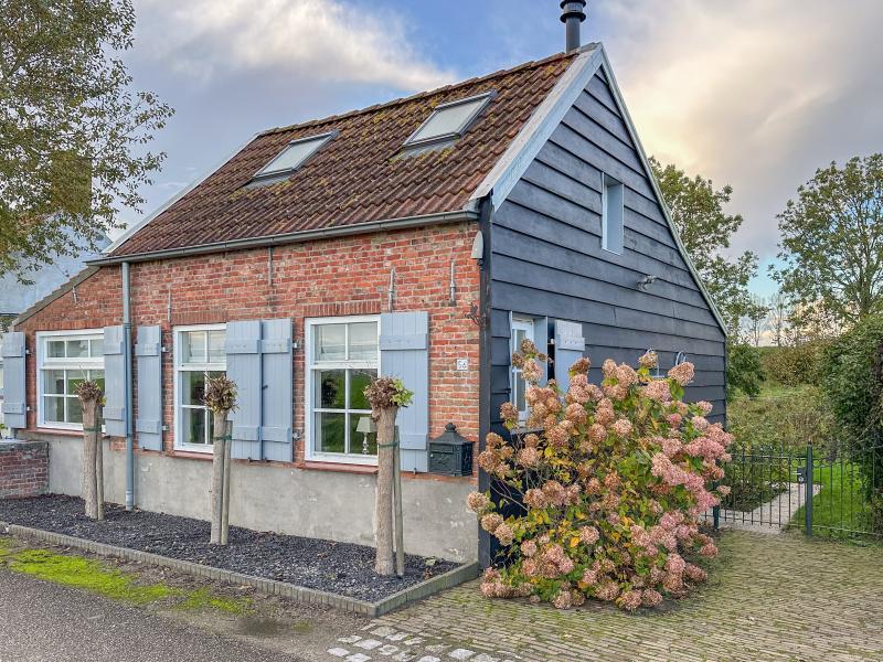 Cosy cottage with garden and lovely open views
