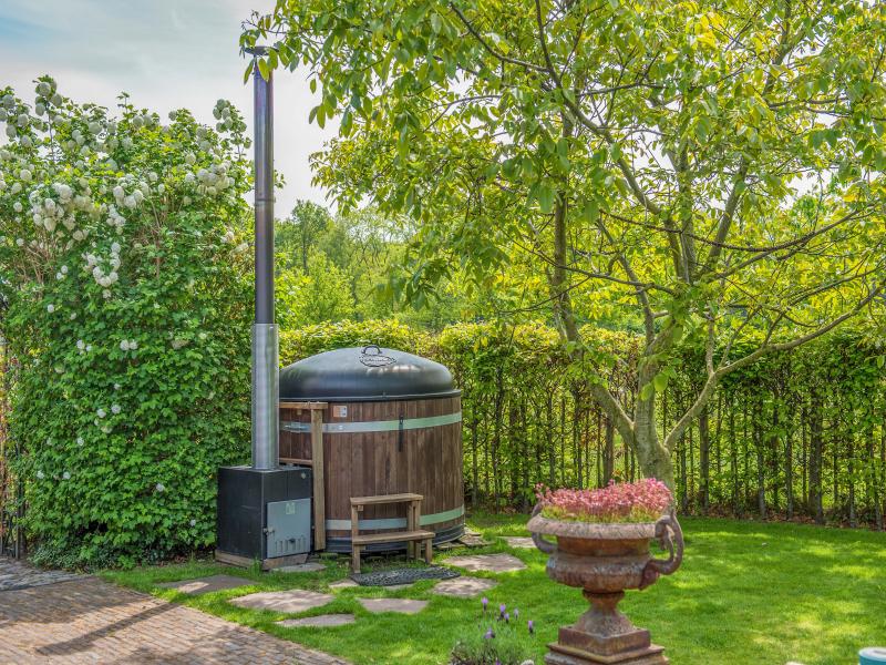 Idyllic detached house with hot tub and garden