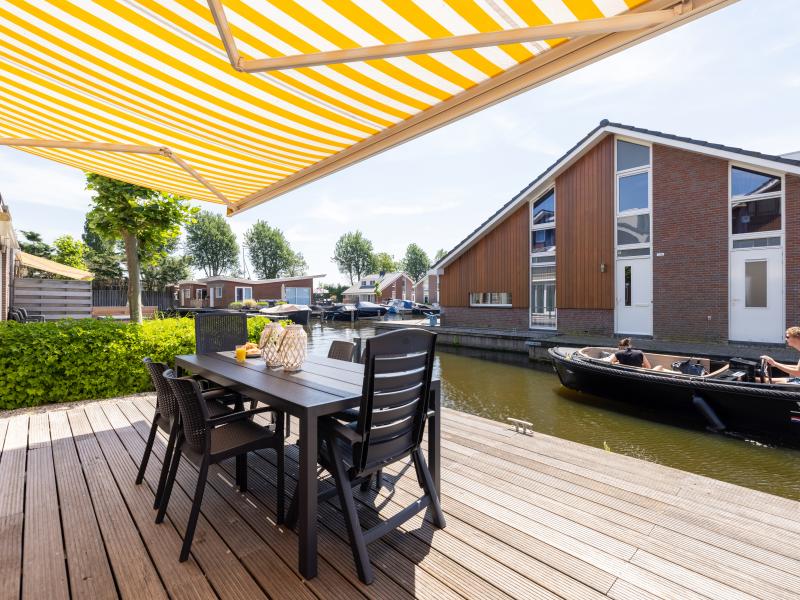 Directly on the water, near Alkmaar and Amsterdam